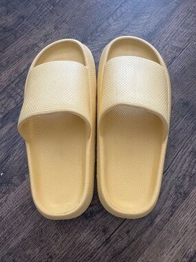 Minimalist Slip-On Slide Sandals in Pale Yellow